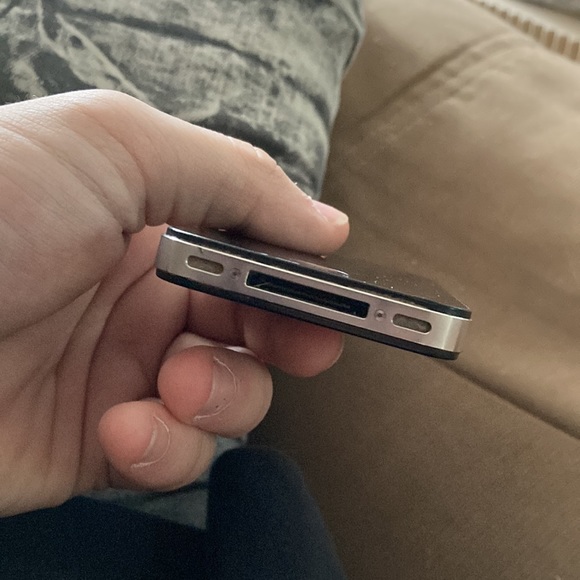 iPhone 4 works got a charger for it didn’t need it - Picture 4 of 4